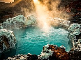 Heiße Erde, dampfendes Heil: Aktuelle Einblicke in die Welt der Vulkane und Thermalquellen